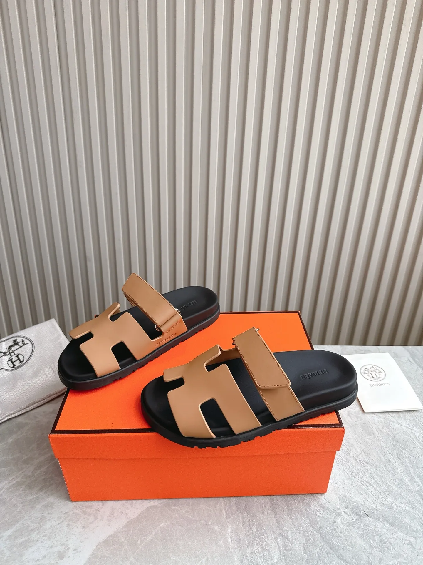 p480🐮🐮Couple model (top version) H family 2024 spring and summer new style HERMES Hermes' recently popular couple model pig nose angle sandals and slippers, paired with various colorful socks, popular. Upper: imported original deerskin (the genuine leather edging is not ordinary super migration). Lining: imported genuine leather. Outsole: Tpu non-slip and wear-resistant outsole. Size: Female 35-42 (40/42 non-returnable and non-exchangeable) Male size: 39-45 (45 non-refundable and non-exchangeable)